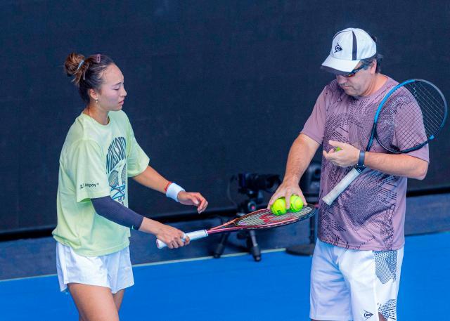 1736506866096043936.jpg (体育)(1)网球——澳网:郑钦文赛前训练XxjpseC007124_20250110_PEPFN0A001.jpg