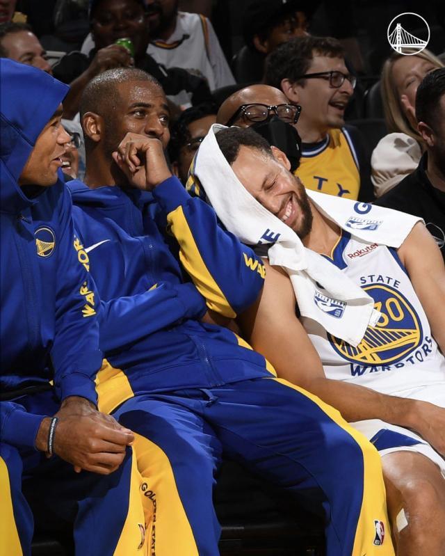 mk体育-保库连线上演！保罗轻松融入勇士：库里靠他肩膀笑